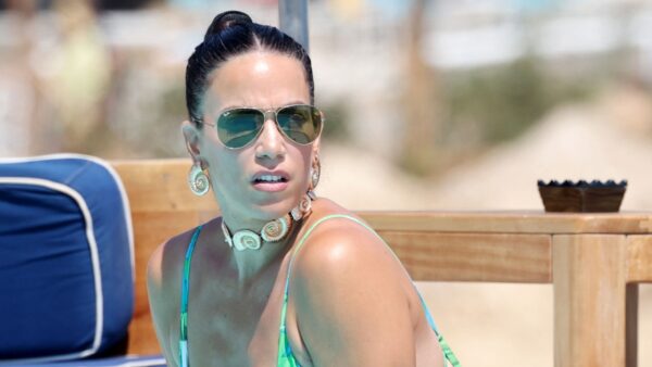 Η Κατερίνα Στικούδη στην παραλία