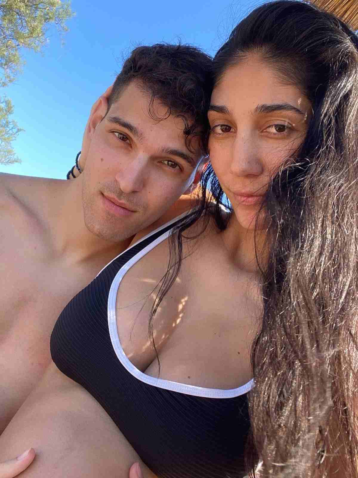 Παρασκευή Κερασιώτη: Ποζάρει στην παραλία με φουσκωμένη κοιλιά - Μαζί της και ο σύντροφός της