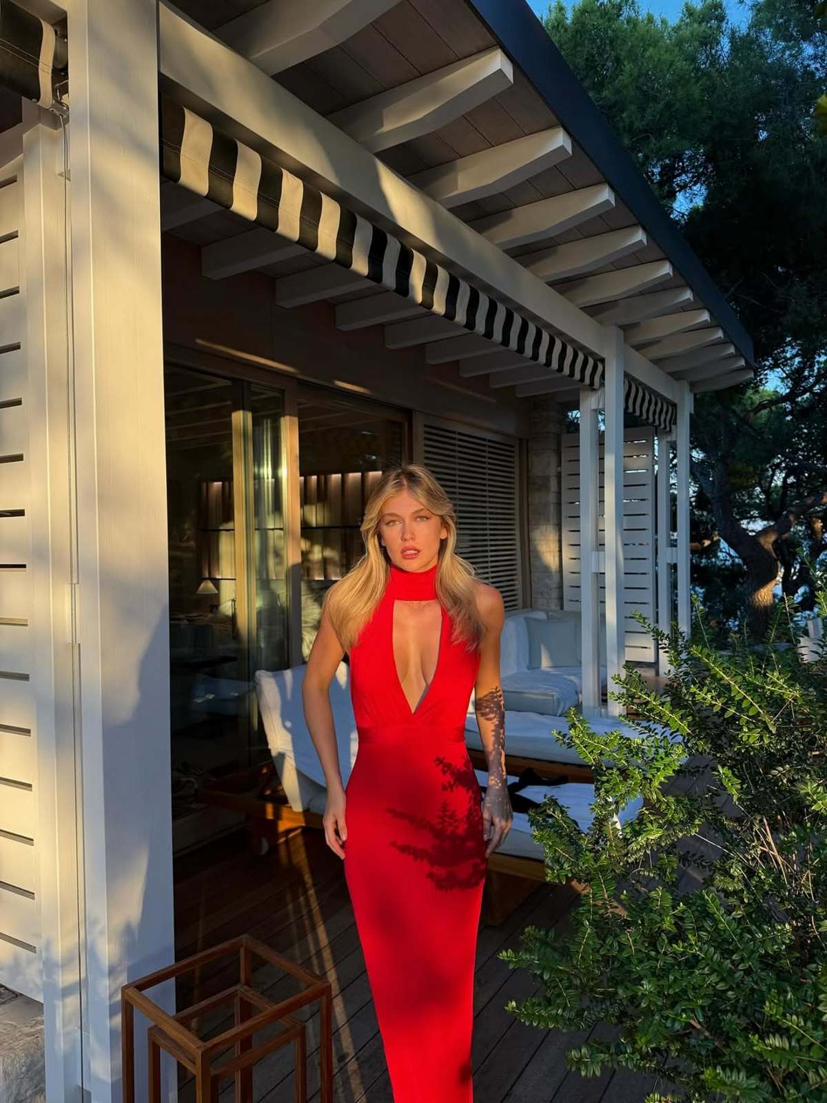 H Κλέλια Ανδριολάτου με κόκκινο φόρεμα