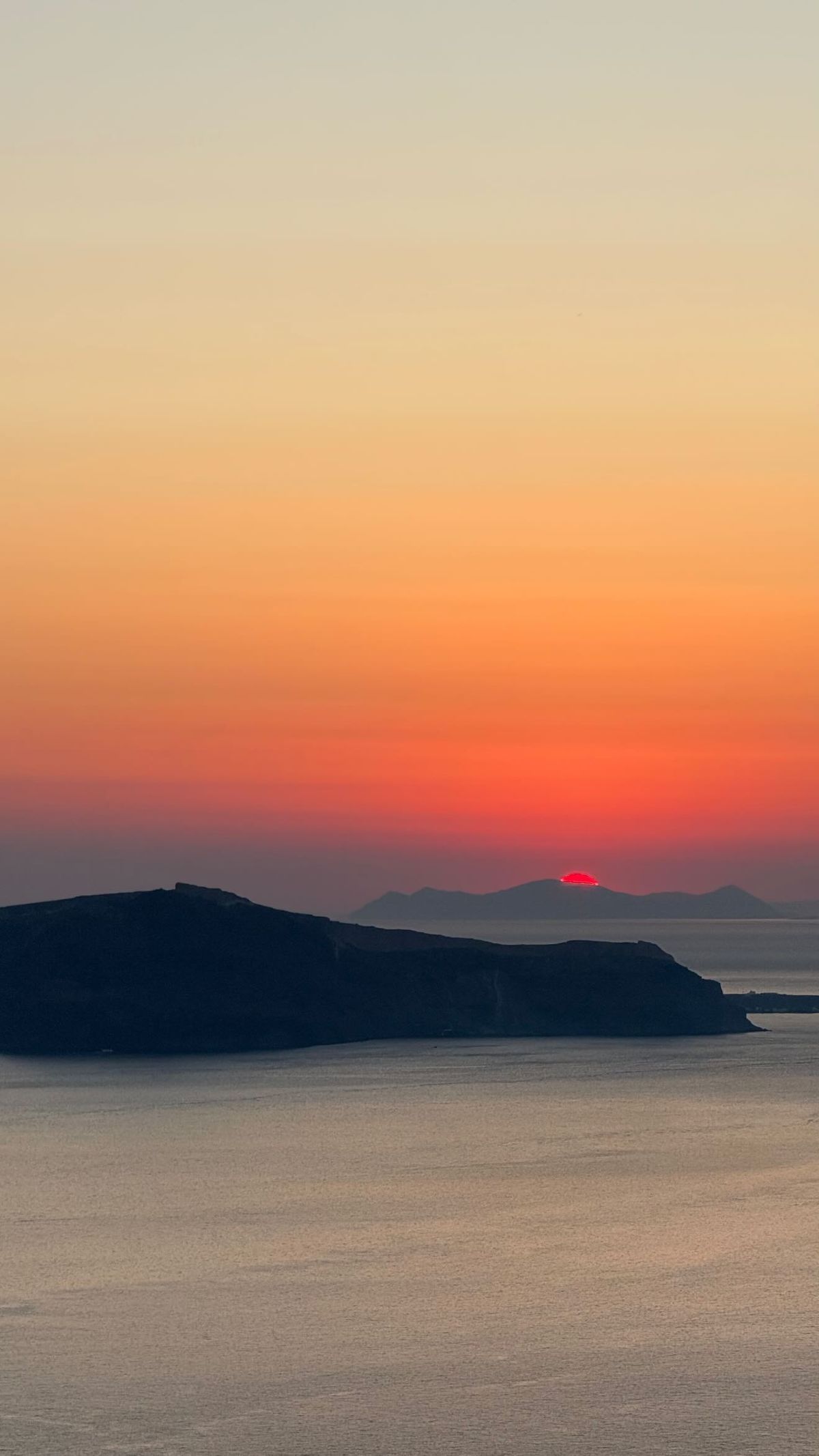 Η Κόνι Μεταξά στη Σαντορίνη