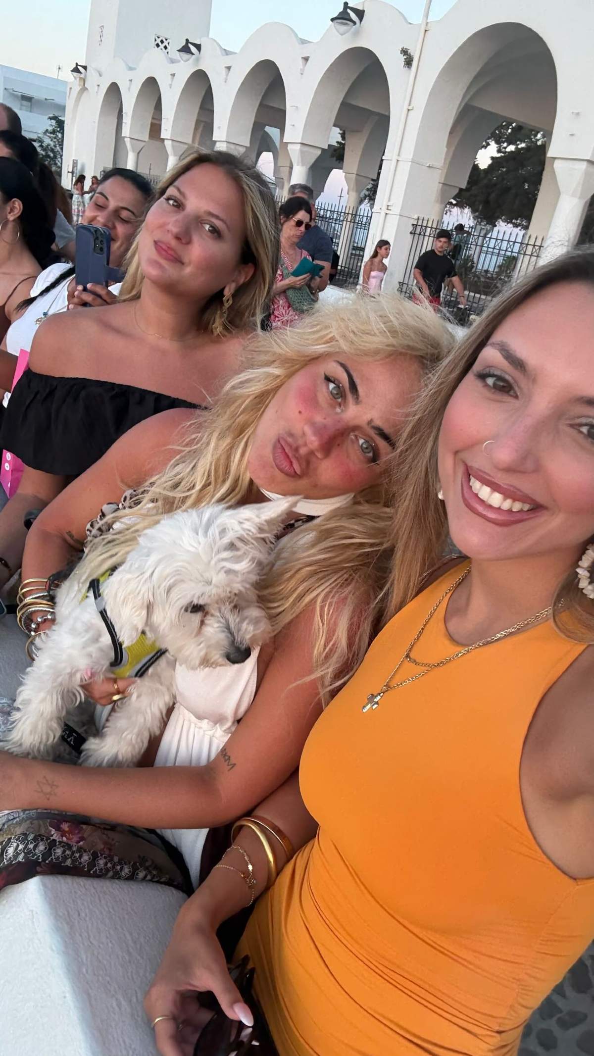 Η Κόνι Μεταξά στη Σαντορίνη