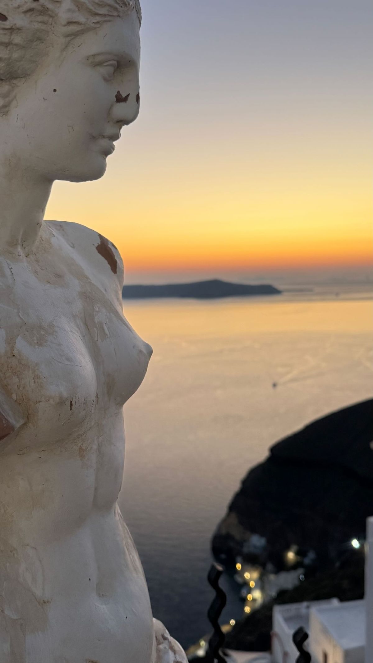 Η Κόνι Μεταξά στη Σαντορίνη