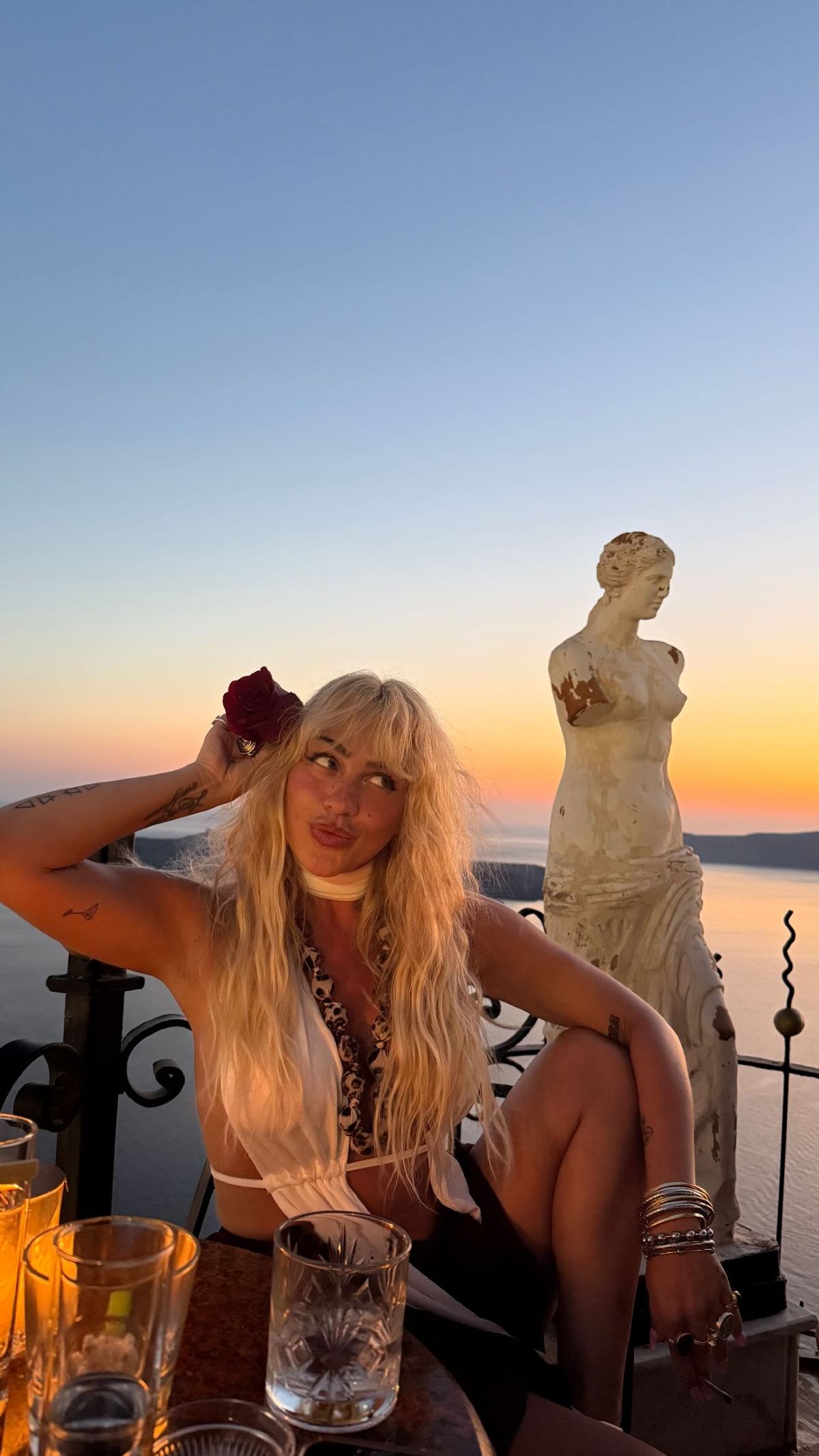 Η Κόνι Μεταξά στη Σαντορίνη