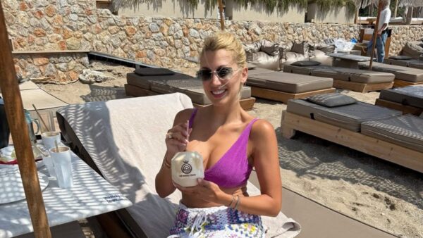 Η Κωνσταντίνα Σπυροπούλου στη θάλασσα