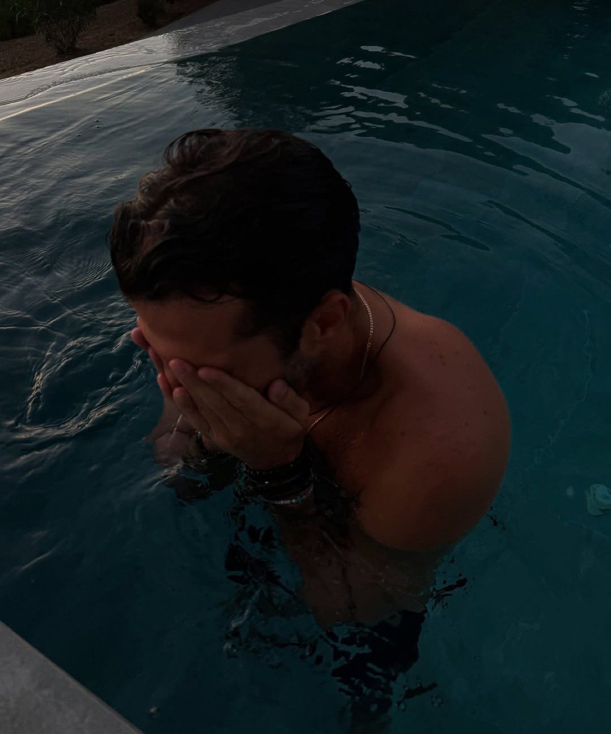 Ο Κωνσταντίνος Αργυρός σε πισίνα στη Σκιάθο