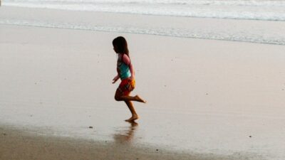 Κορίτσι στην παραλία