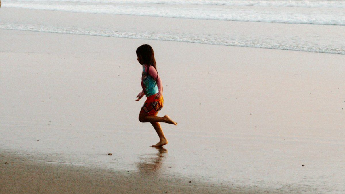 Κορίτσι στην παραλία