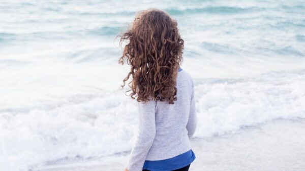 Κορίτσι στην παραλία