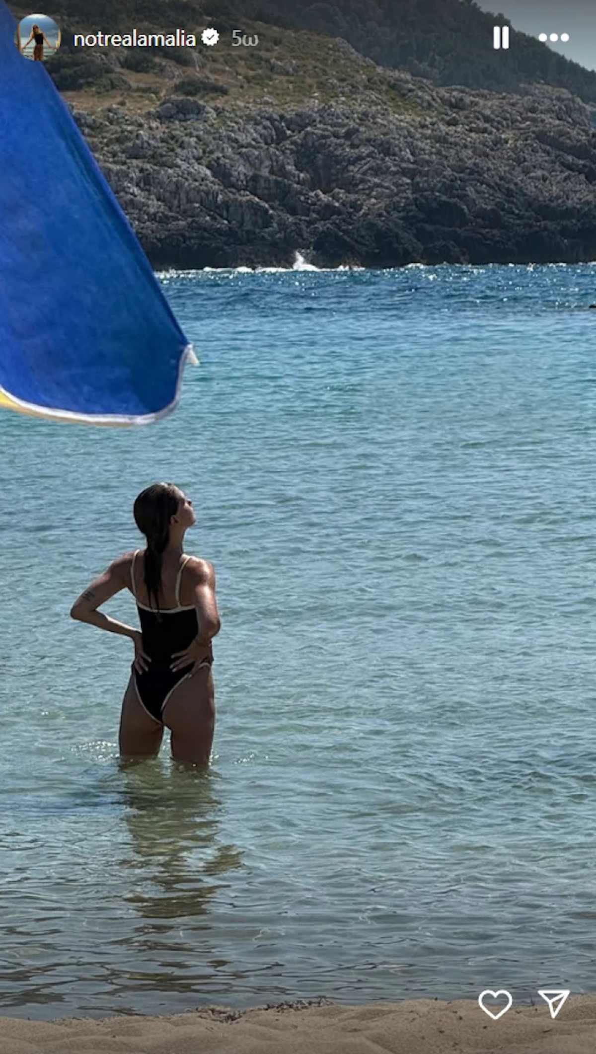 Η Αμαλία Κωστοπούλου με μαγιό στις διακοπές της