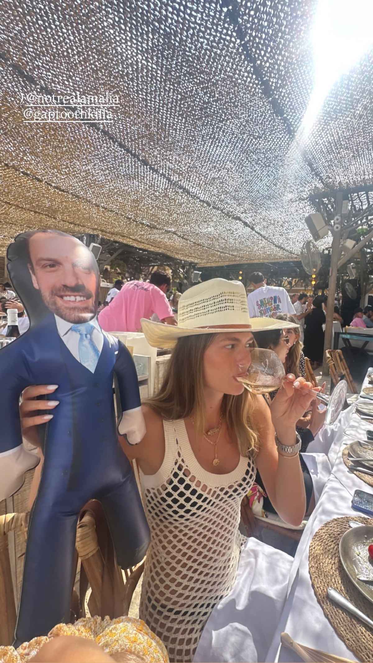 Η Αμαλία Κωστοπούλου με το μαξιλάρι με το πρόσωπο του συντρόφου της