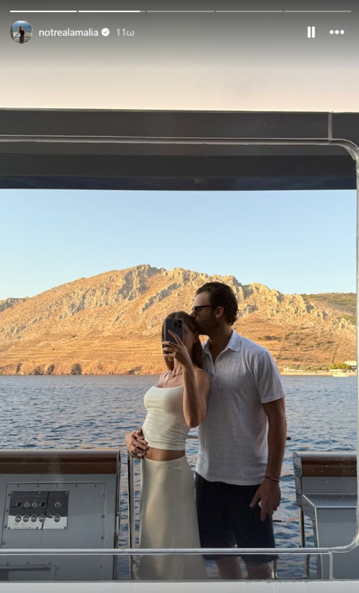 Η Αμαλία Κωστοπούλου και ο Jake Medwell σε σκάφος