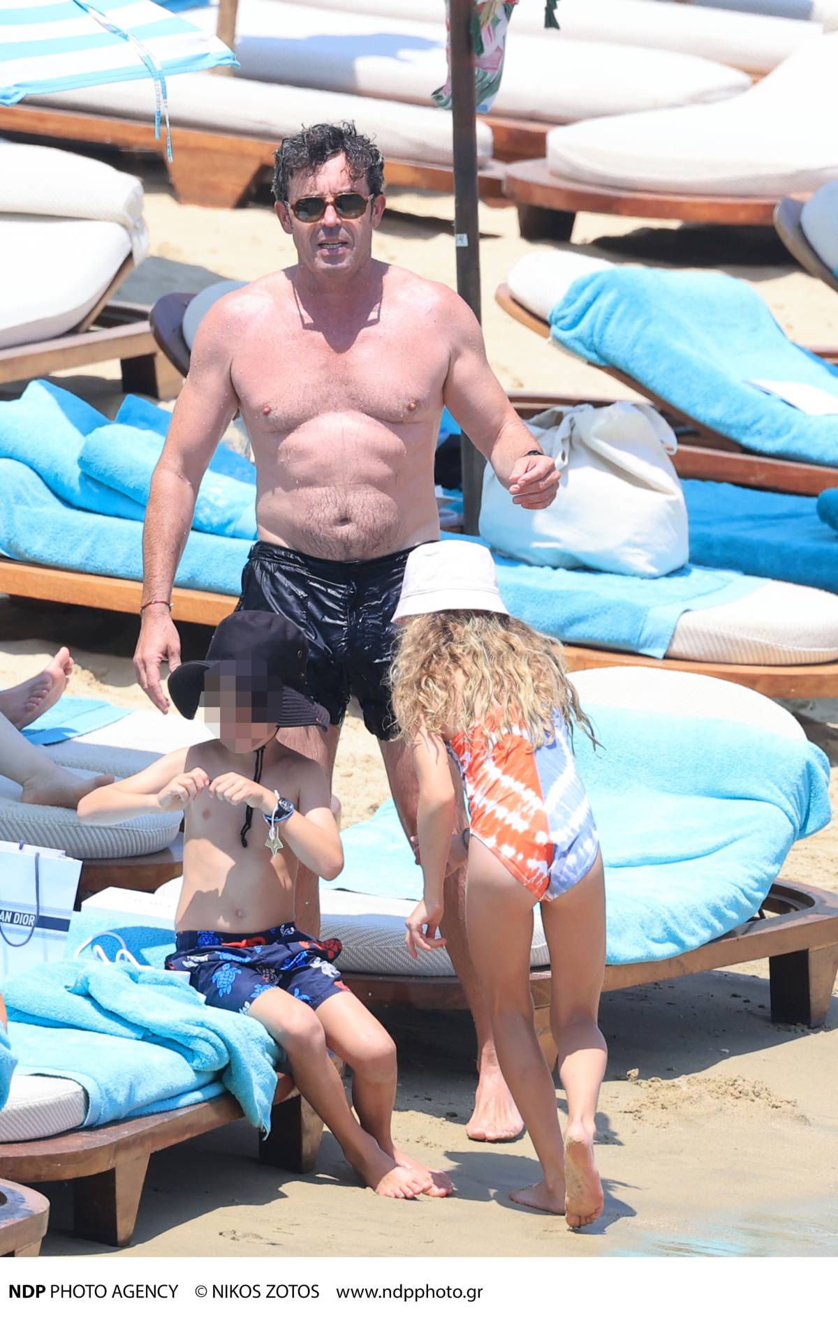 Ο Κρασσάς με τα παιδιά του στην παραλία