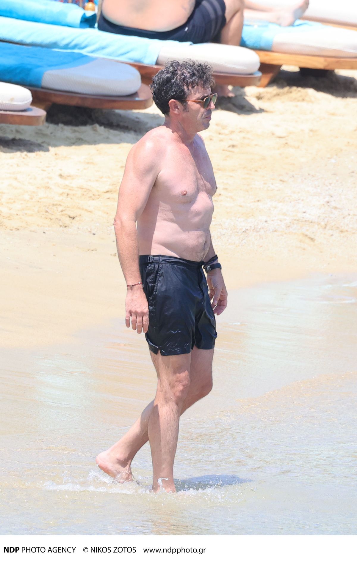 Ο Ηλίας Κρασσα΄ς στην παραλία