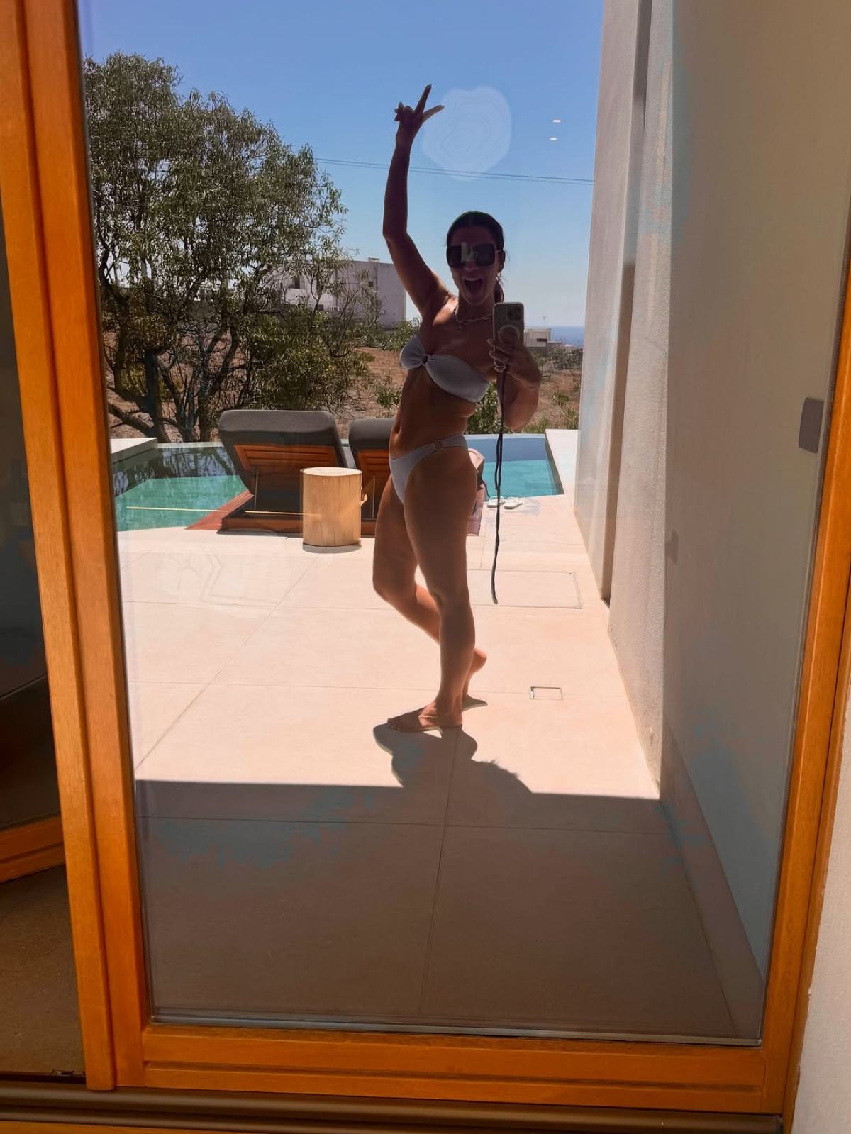 Η Βάσω Λασκαράκη στην Σαντορίνη