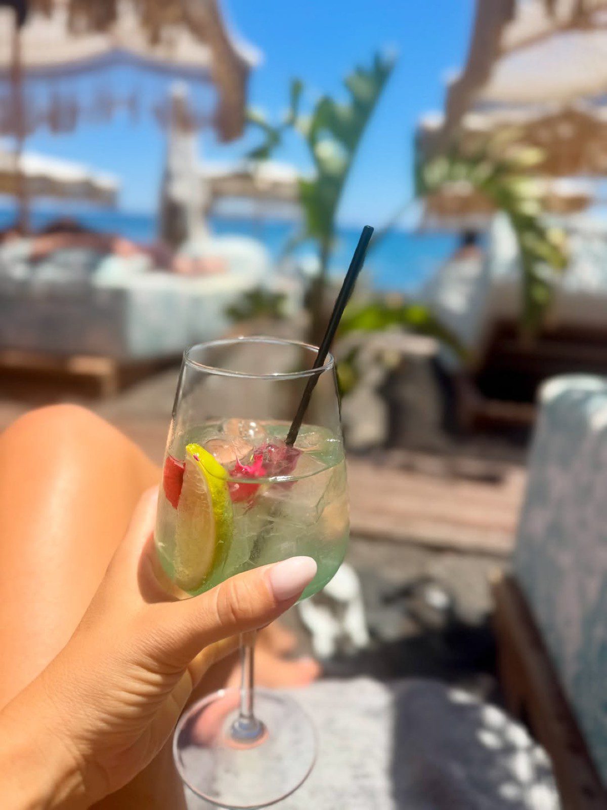 Η Βάσω Λασκαράκη στην παραλία