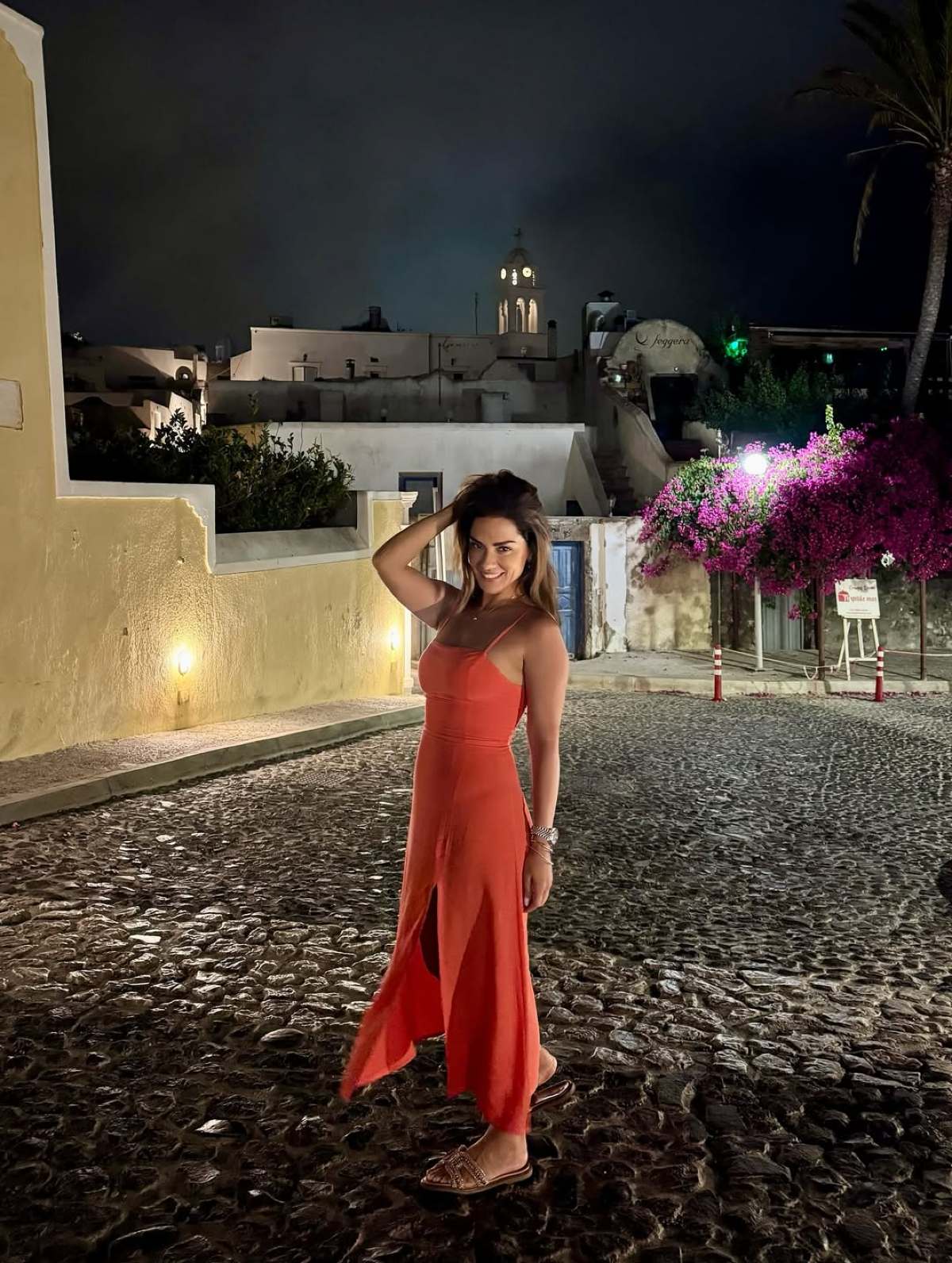 Η Βάσω Λασκαράκη στην Σαντορίνη