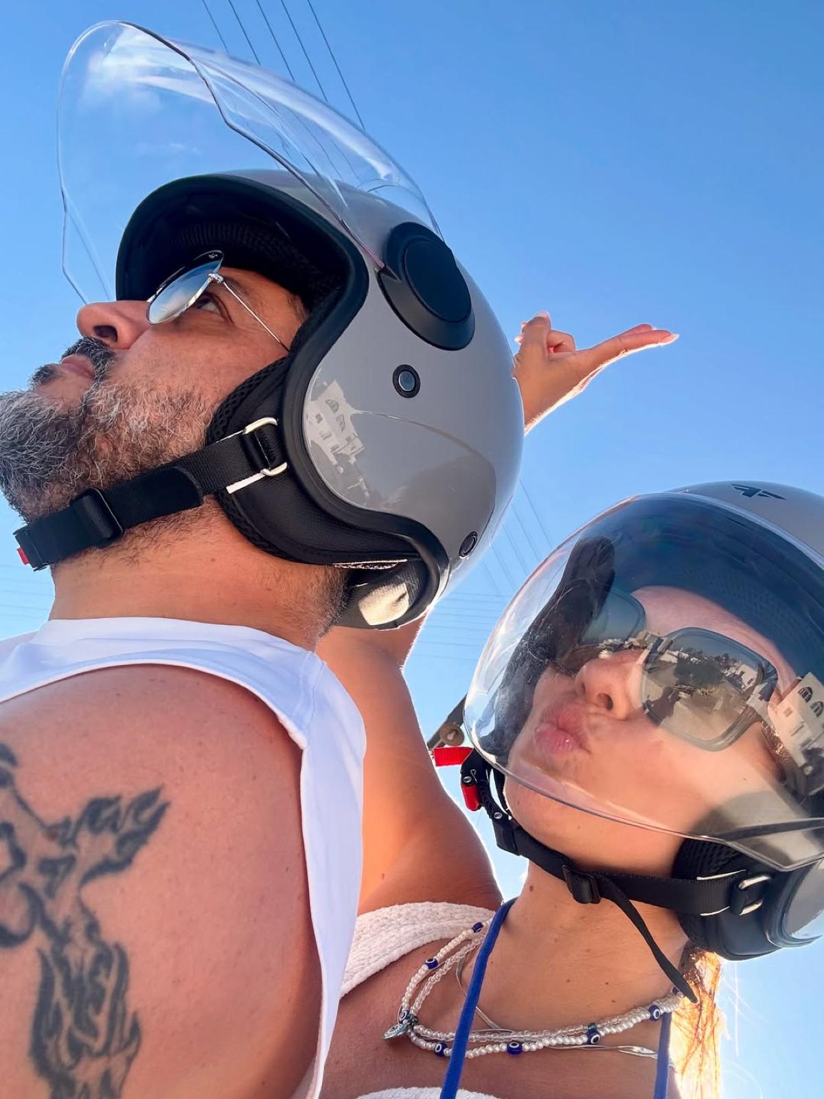 Η Βάσω Λασκαράκη και ο Λευτέρης Σουλτάτος στην Σαντορίνη