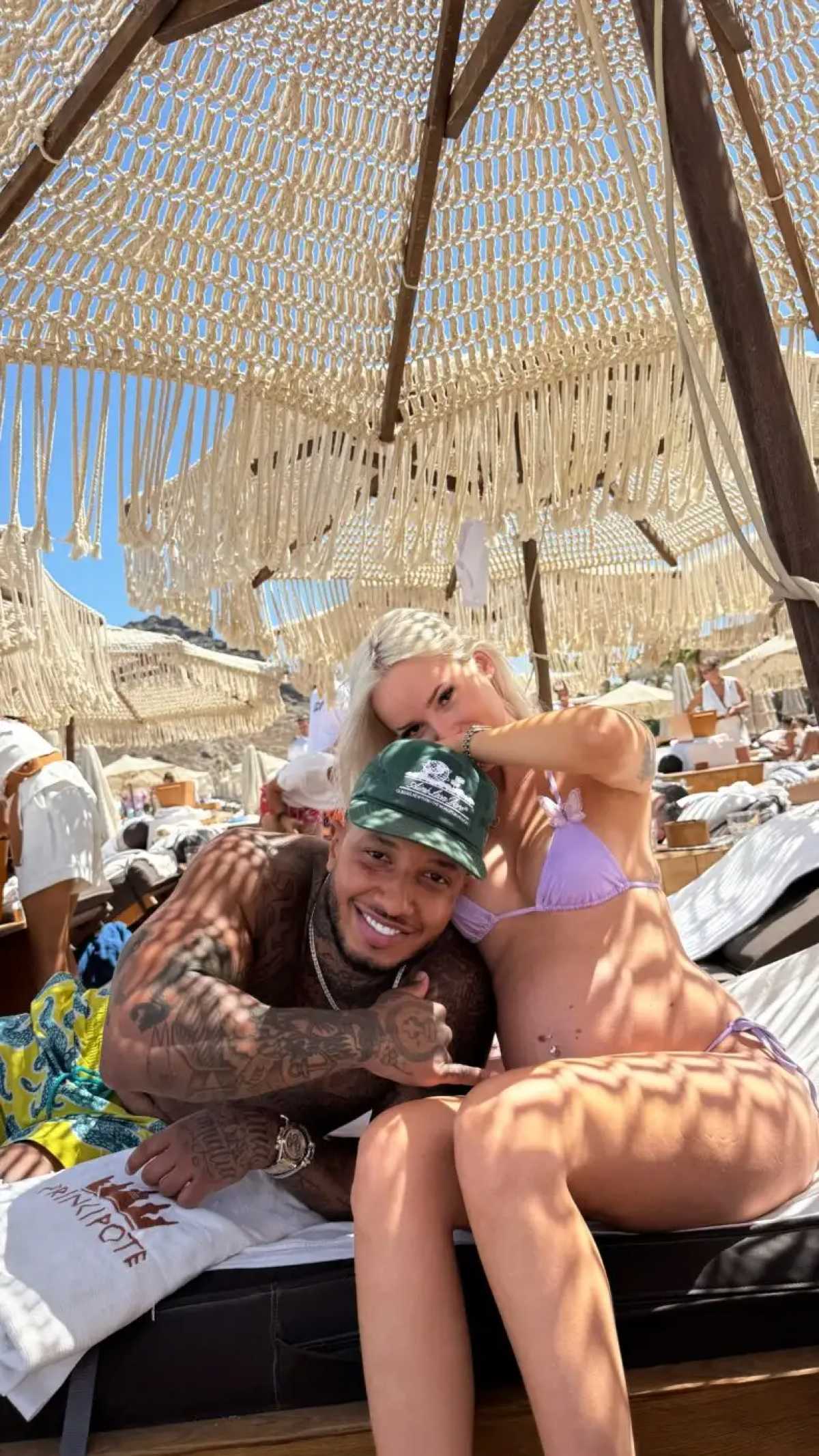 Ο Light και η Άννα Θεοδωρίδη με φουσκωμένη κοιλίτσα στην παραλία