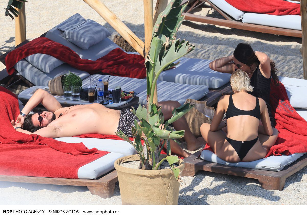 Η Κατερίνα Λιόλιου και ο Χάρης Παπατζανής σε παραλία της Μυκόνου