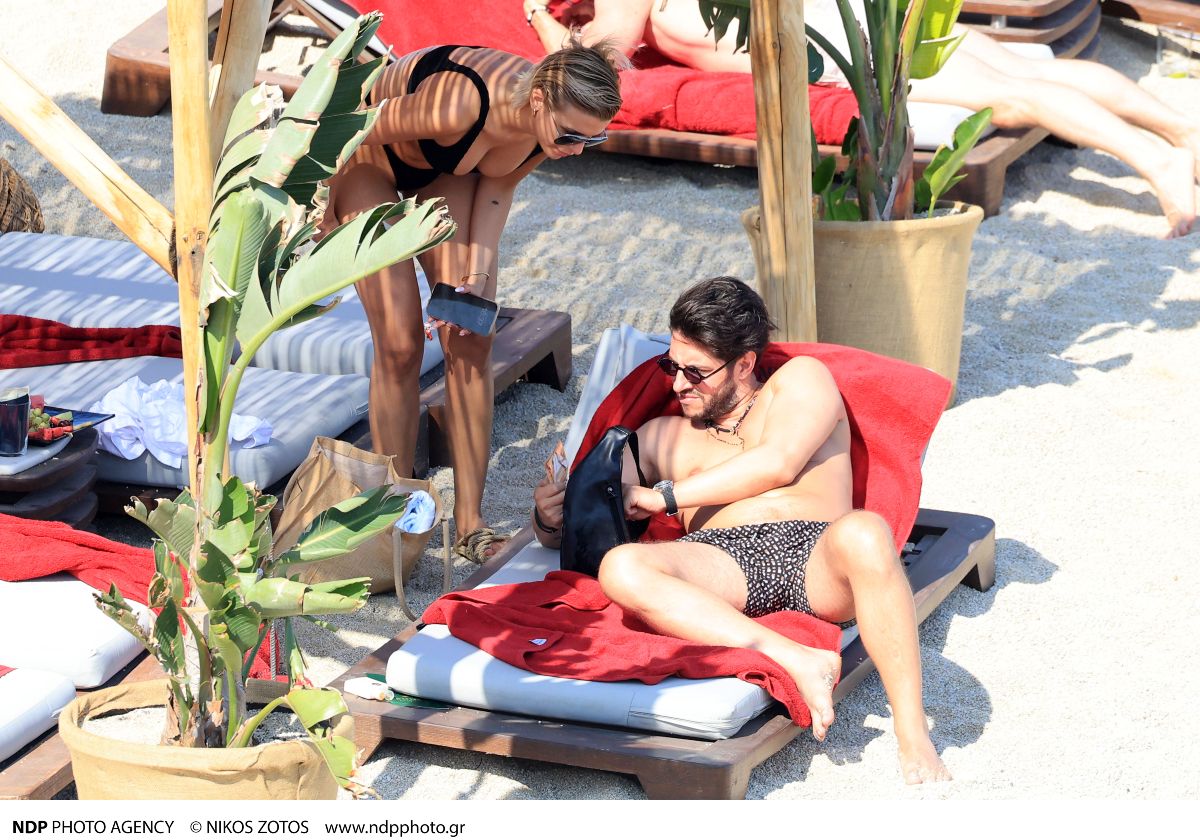 Η Κατερίνα Λιόλιου και ο Χάρης Παπατζανής σε παραλία της Μυκόνου