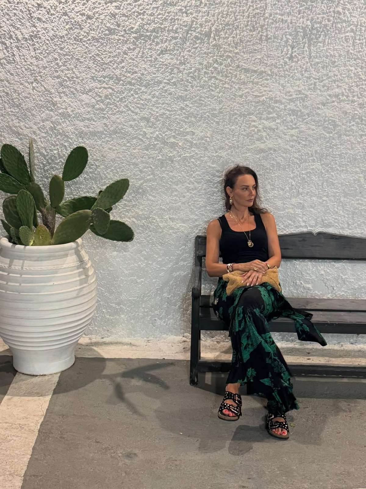 Η Μπέττυ Μαγγίρα σε παγκάκι στη Λέρο