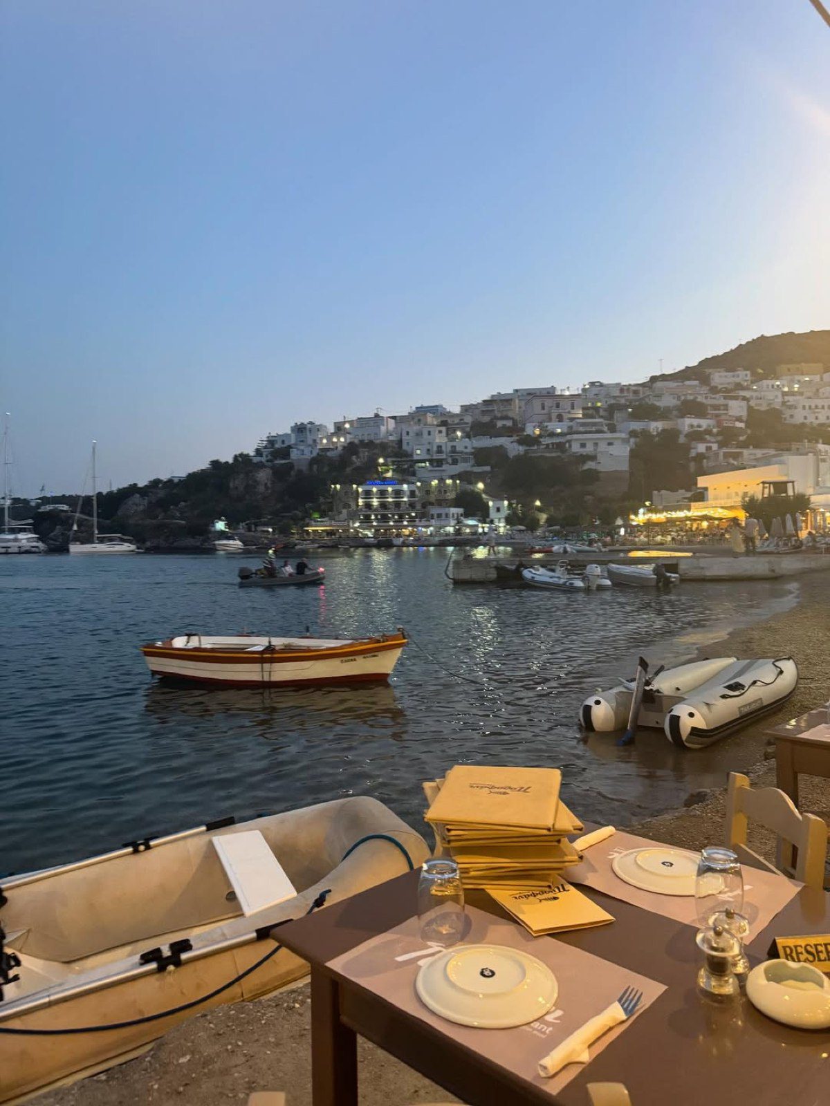 Η θέα σε εστιατόριο στη Λέρο