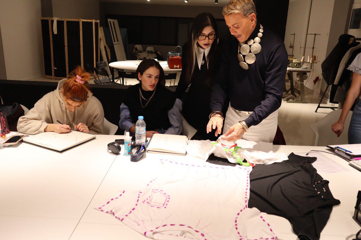 Μάθημα Μόδας από τον Λάκη Γαβαλά