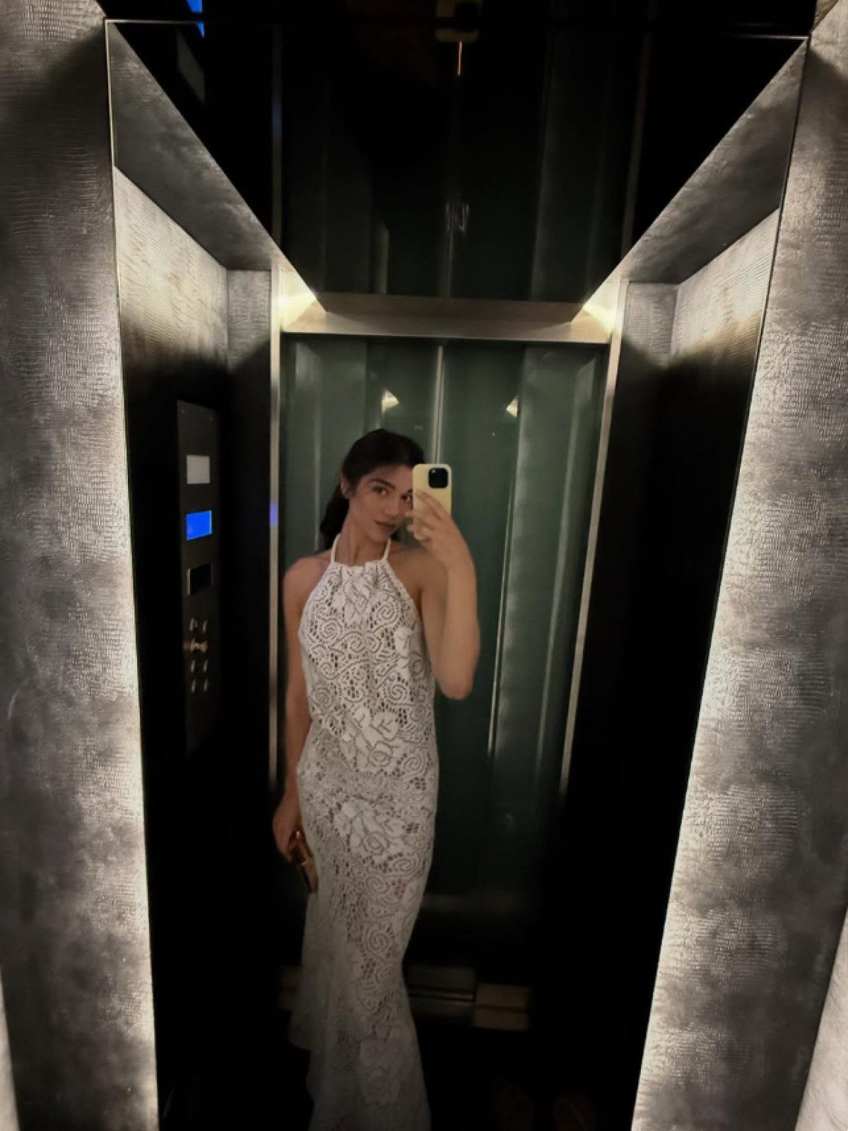 Η Μελίνα Νικολαΐδη με λευκό δαντελένιο φόρεμα