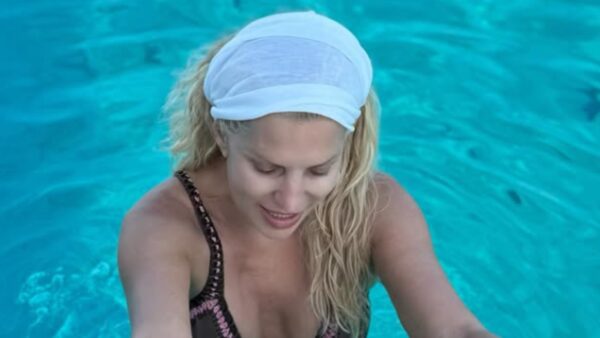 Η Ελένη Μενεγάκη με μπαντάνα στη θάλασσα