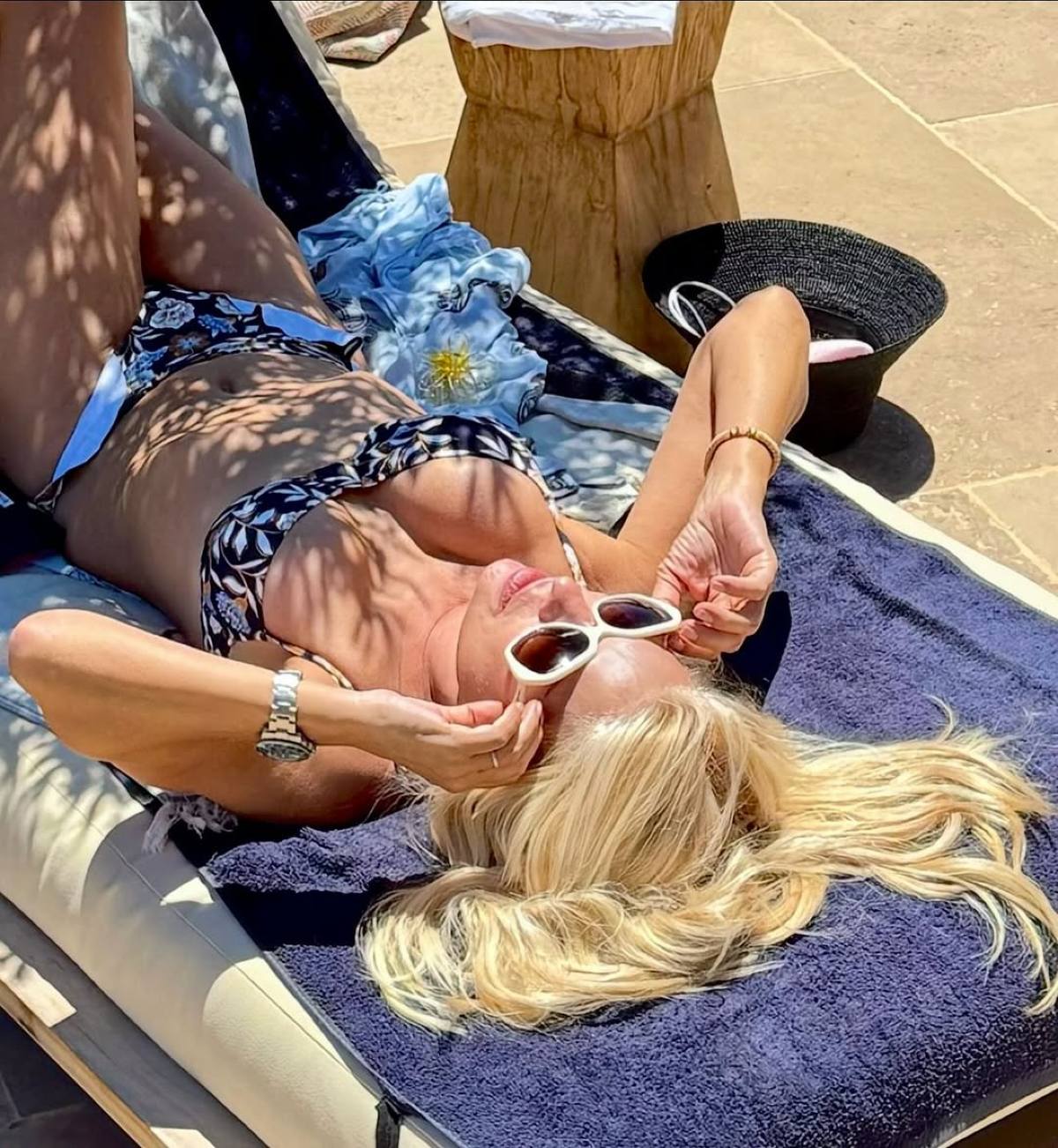 Η Ελένη Μενεγάκη με μαγιό στην παραλία