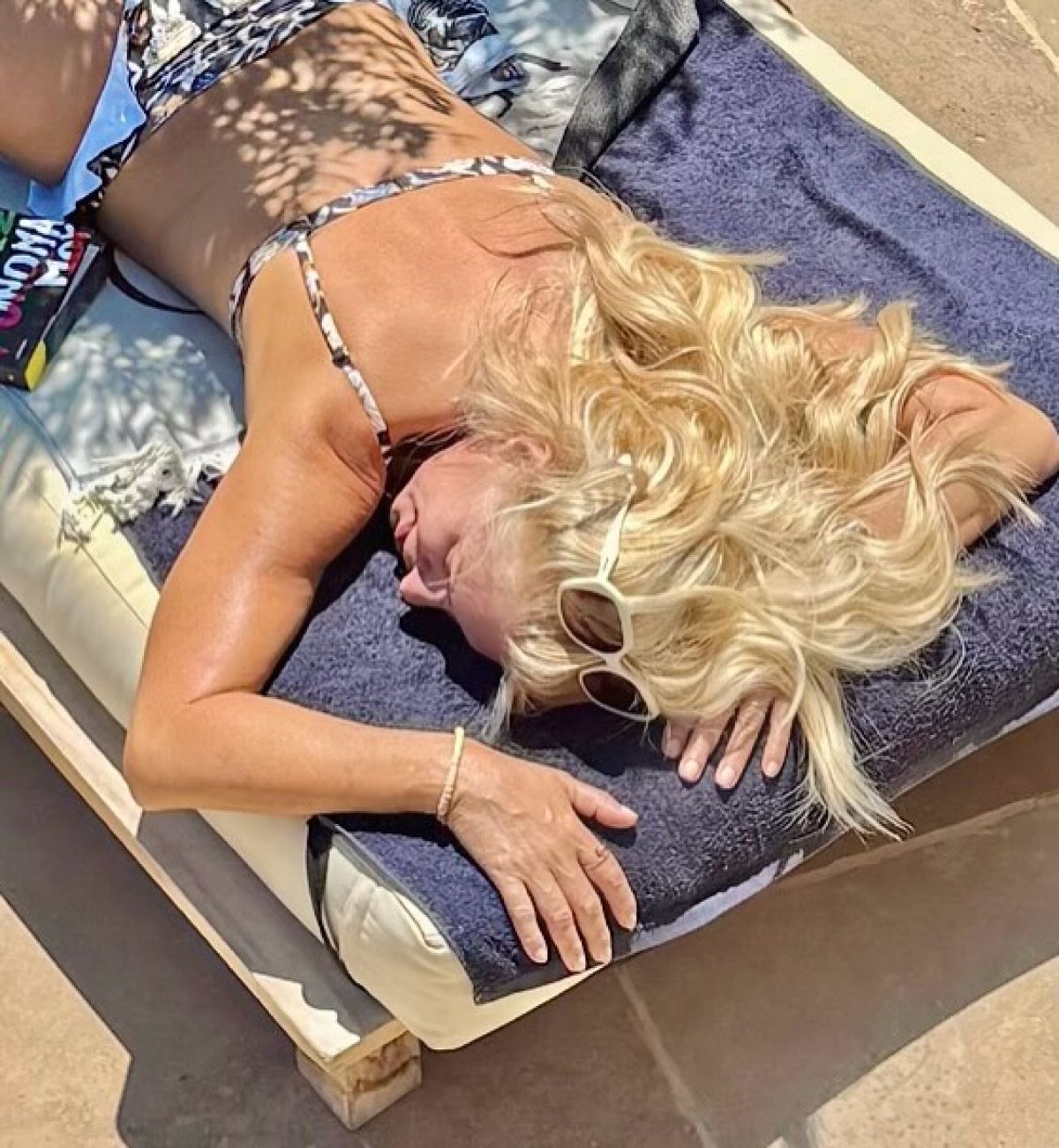 Η Ελένη Μενεγάκη με μαγιό στην παραλία