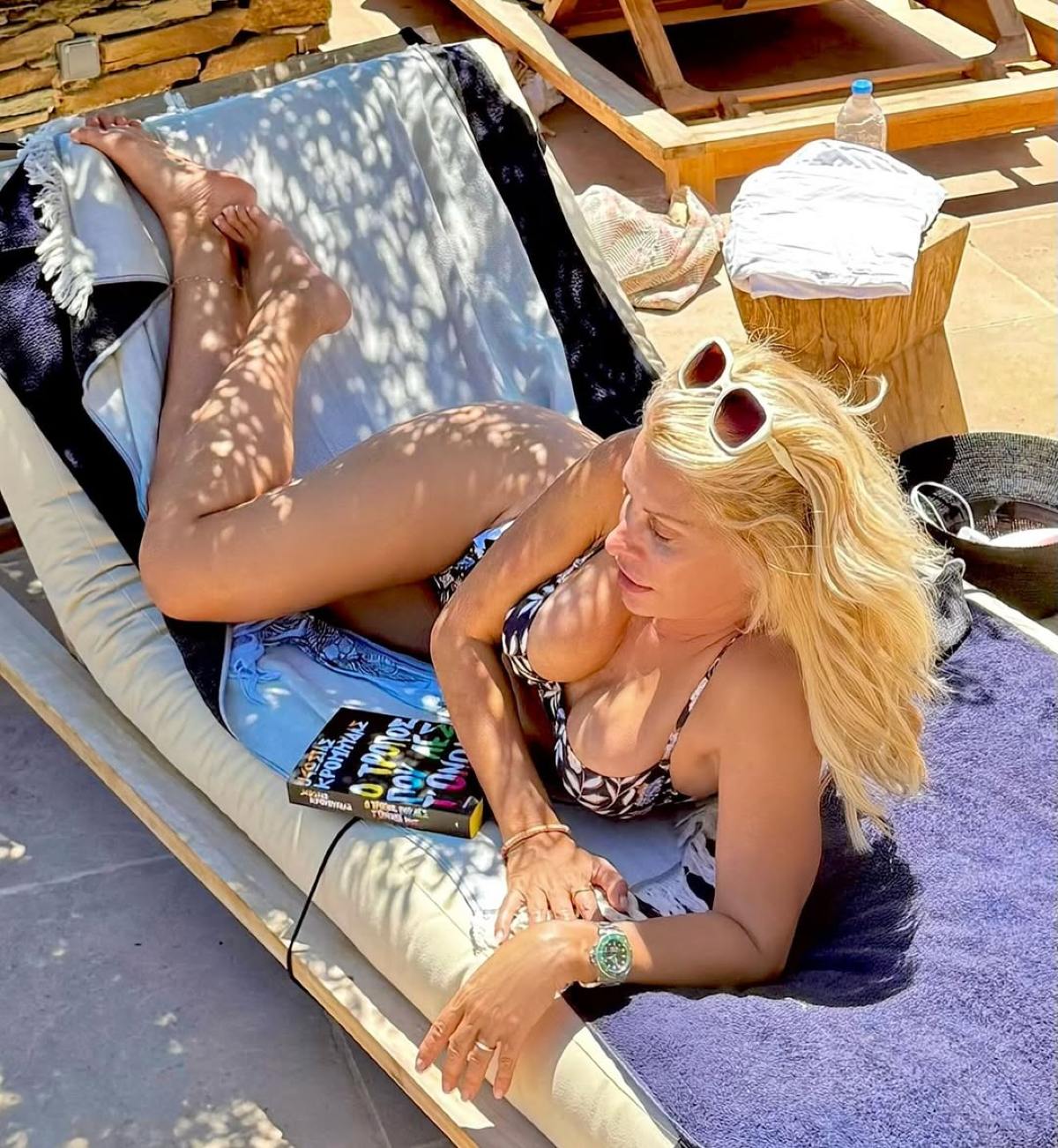 Η Ελένη Μενεγάκη με μαγιό στην παραλία