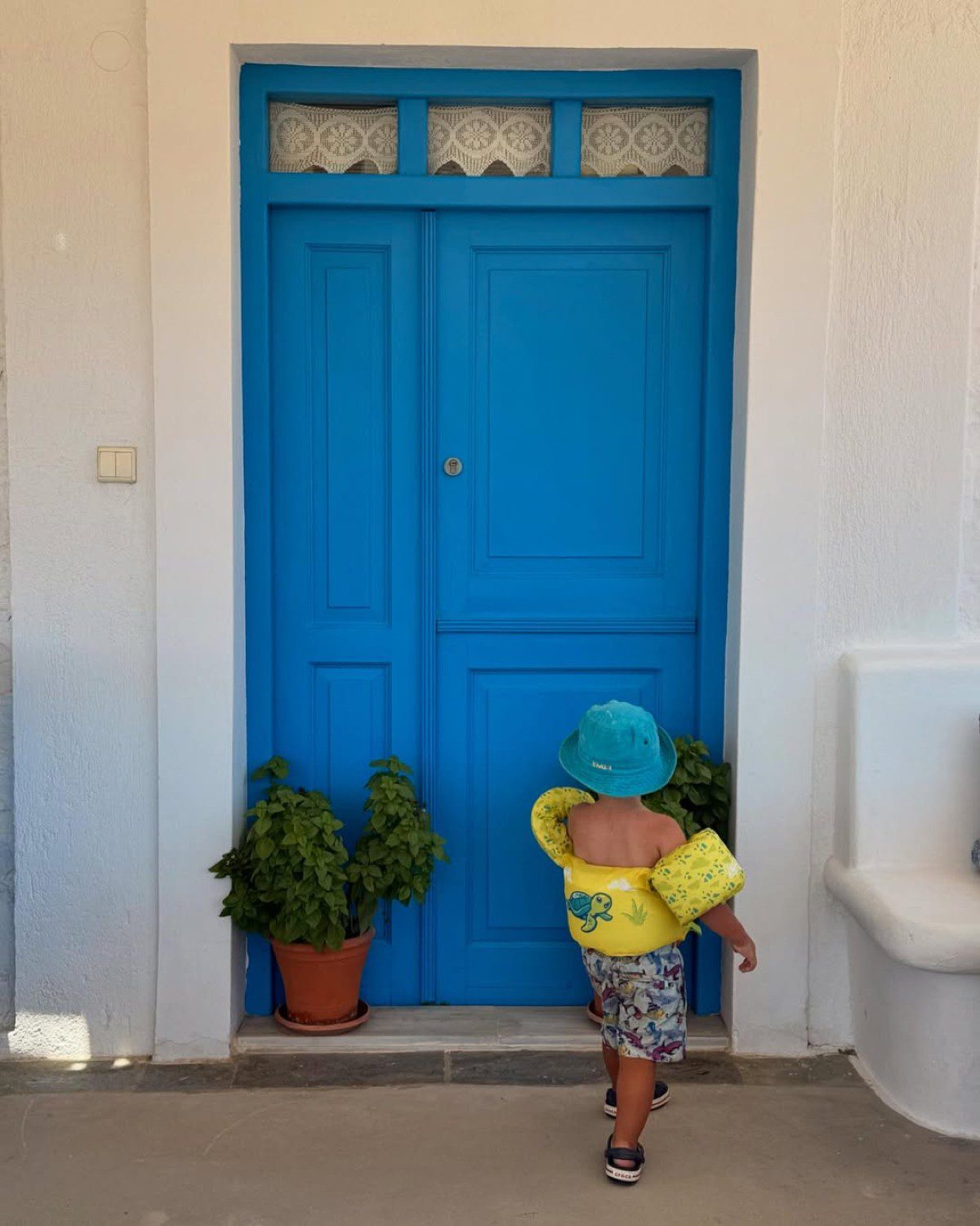 Ο γιος της Χρύσας Μιχαλοπούλου με το σωσίβιό του