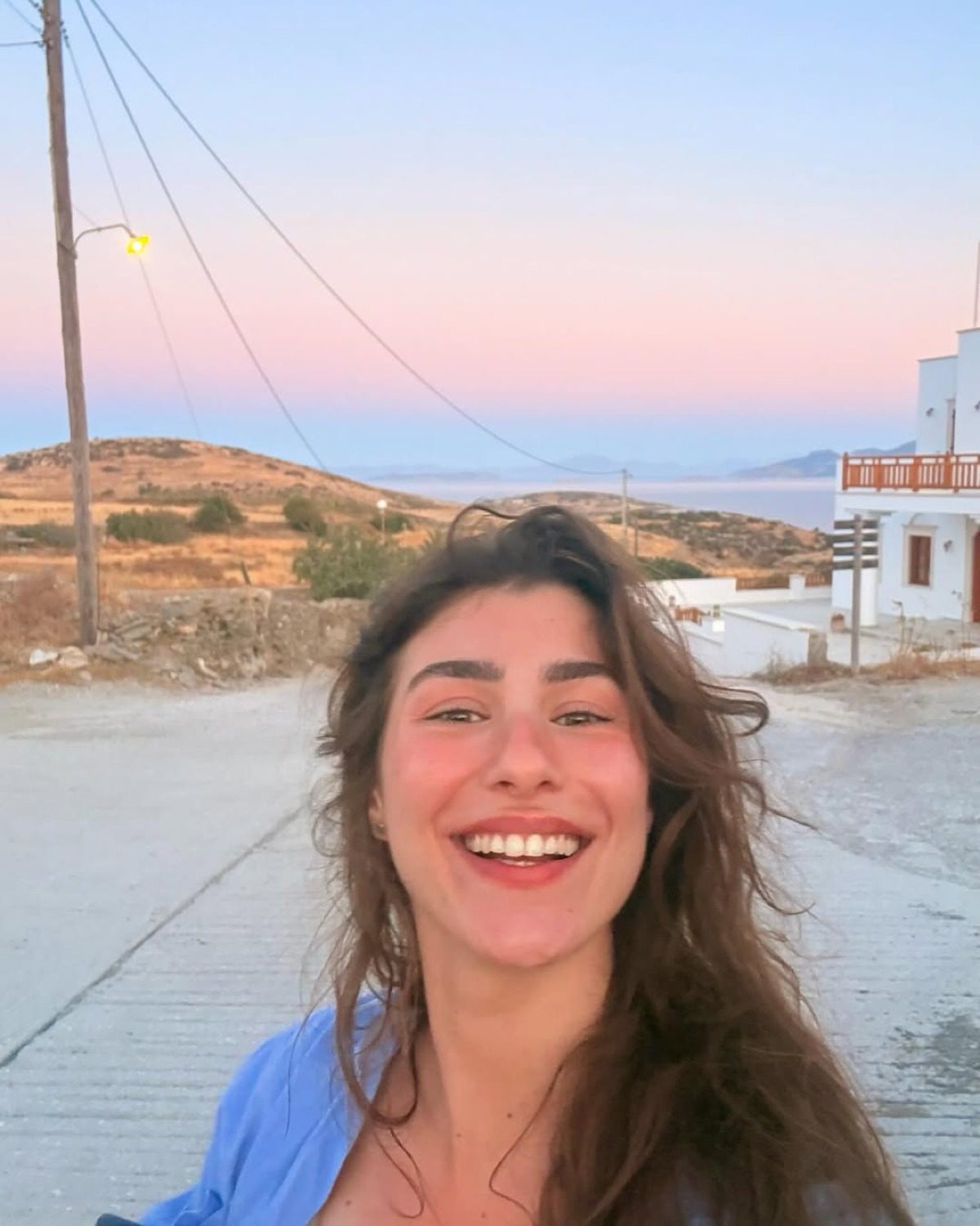 Η Χρύσα Μιχαλοπούλου μπροστά στο ηλιοβασίλεμα