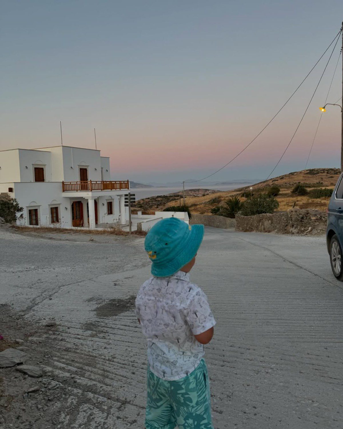 Ο γιος της Χρύσας Μιχαλοπούλου μπροστά στο ηλιοβασίλεμα