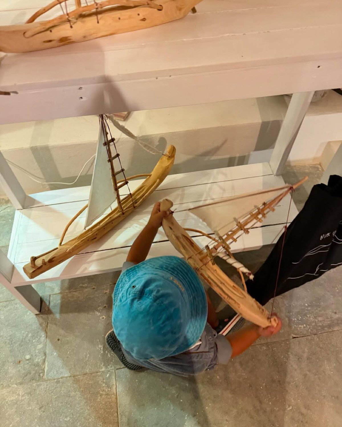 Ο γιος της Χρύσας Μιχαλοπούλου με ένα καραβάκι