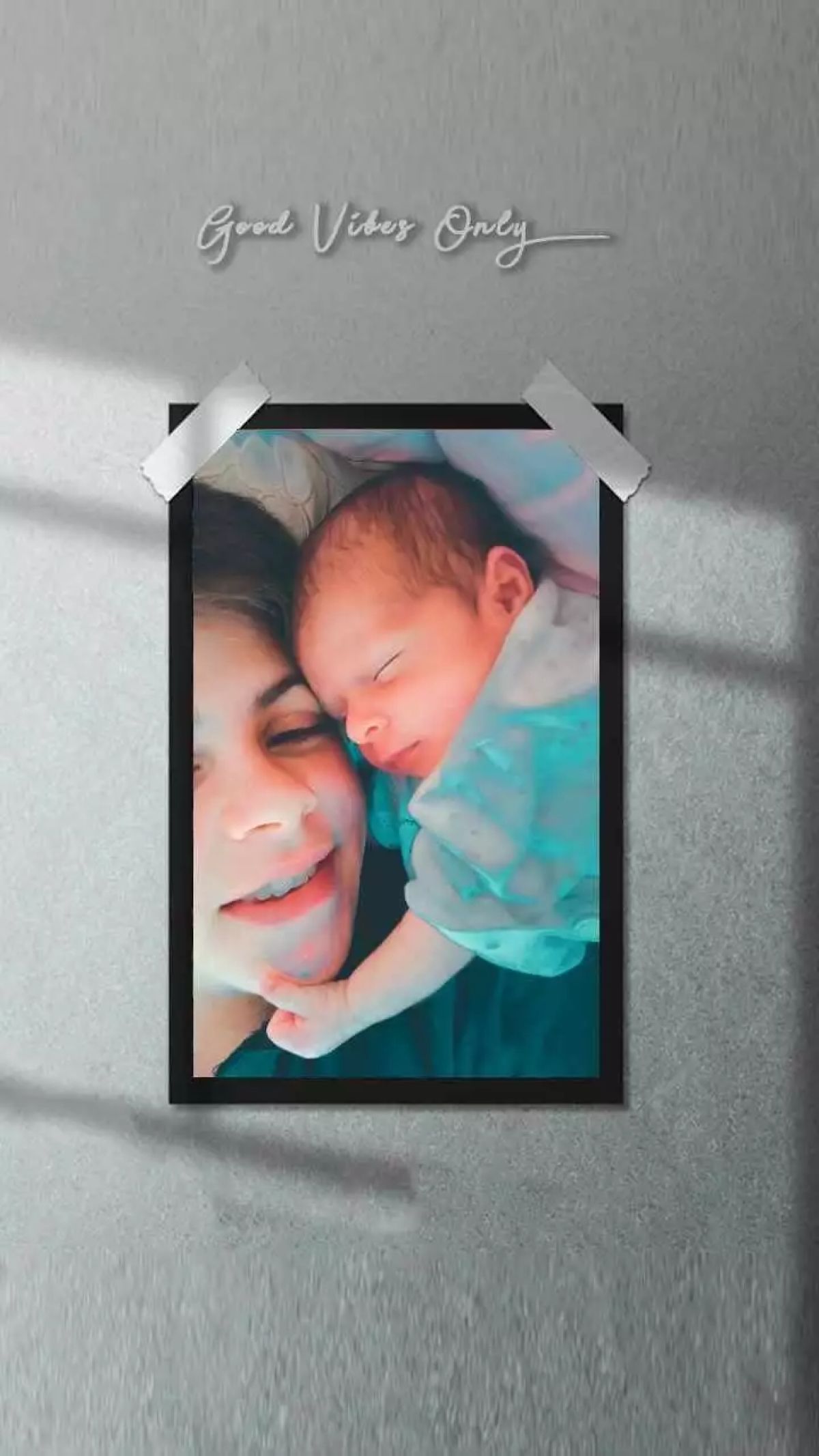 Η Μουρτζούκου με το μωρό της