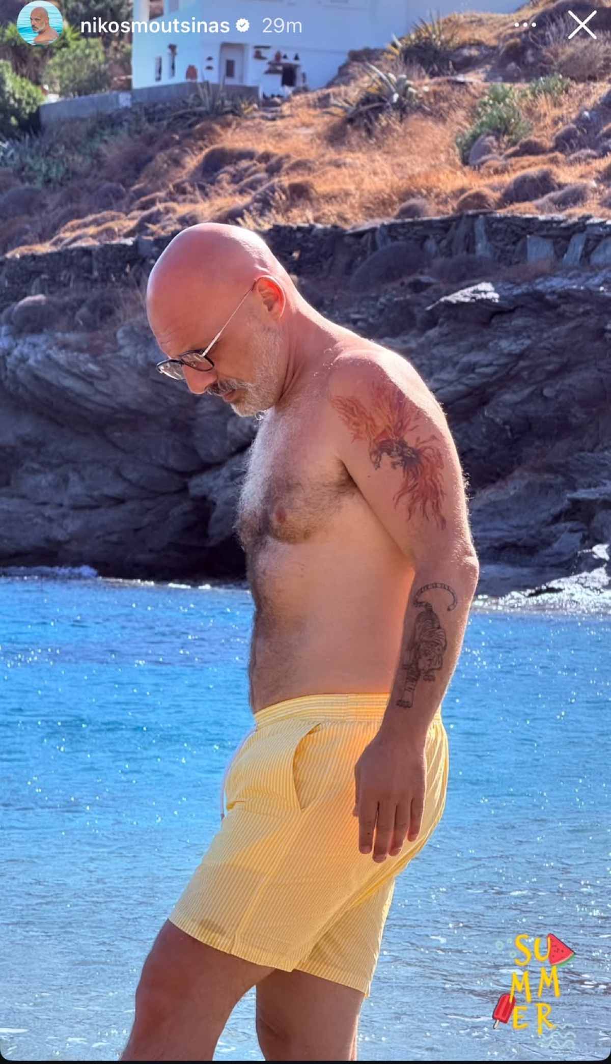 Ο Νίκος Μουτσινάς με μαγιό στην παραλία