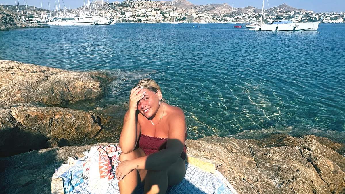 Η Δανάη Μπάρκα στη Σύρο