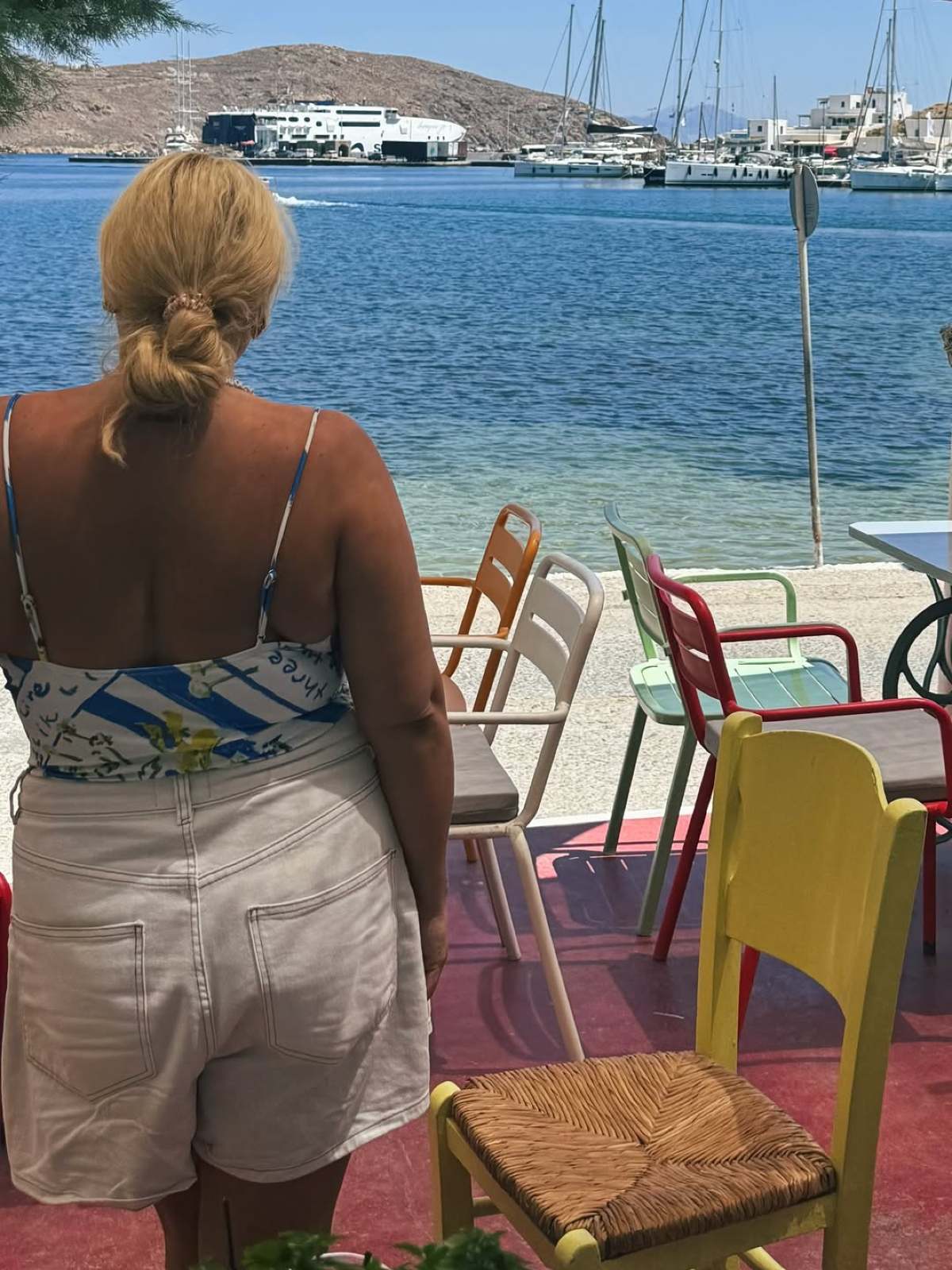 Η Δανάη Μπάρκα στη Σέριφο