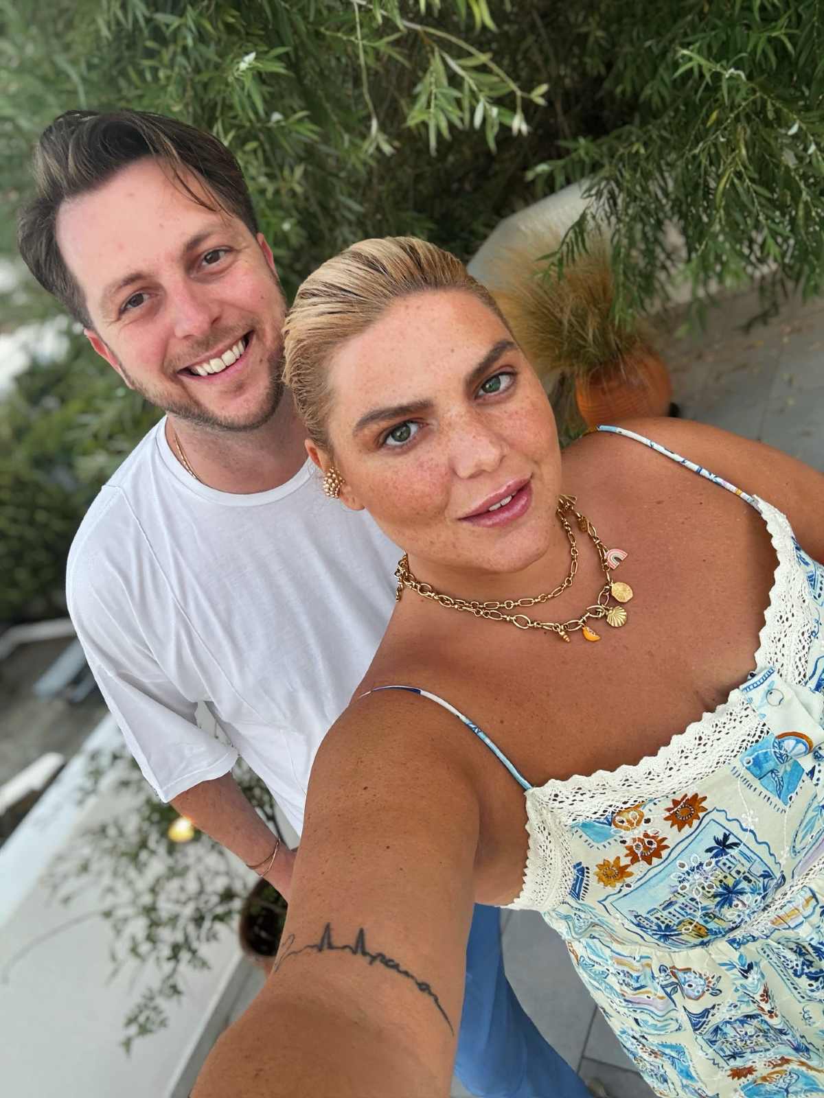 Η Δανάη Μπάρκα με τον φίλο της, Χάρη