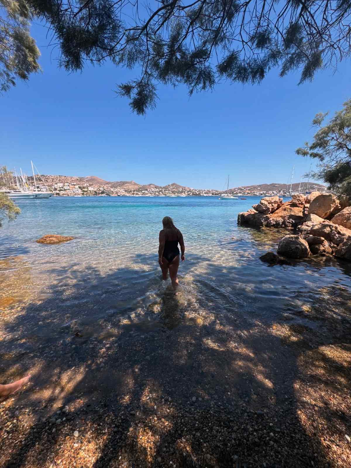 Η Δανάη Μπάρκα στη Σύρο