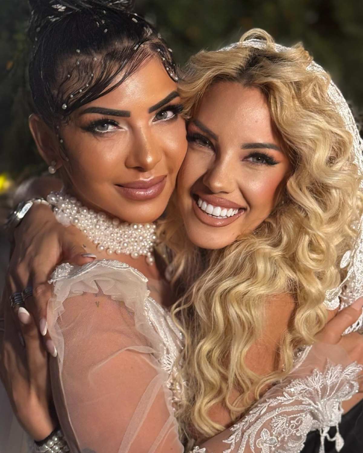 Η Σάσα Μπάστα με την αδελφή της