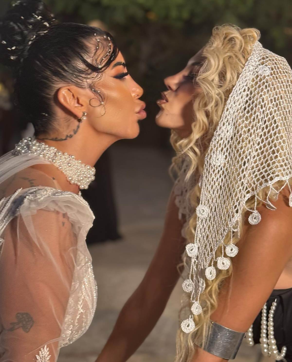 Η Σάσα Μπάστα με την αδελφή της