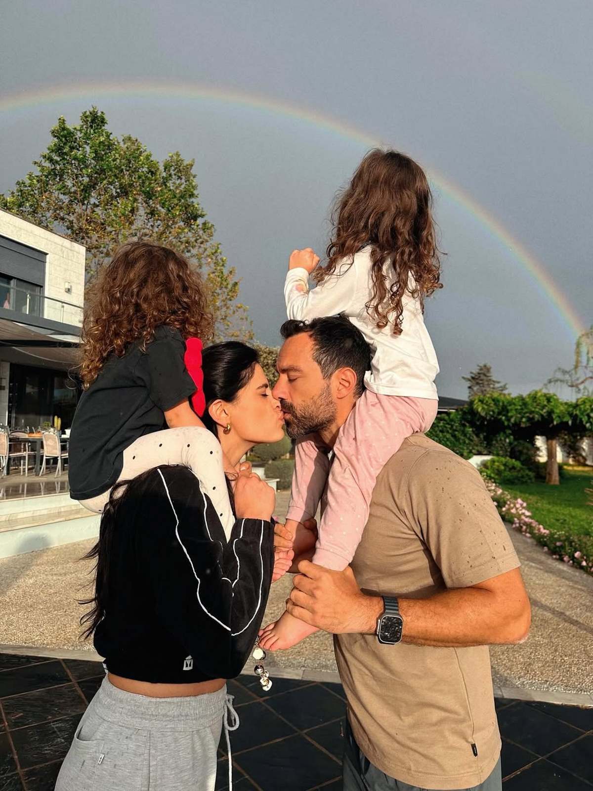 Χριστίνα Μπόμπα και Σάκης Τανιμανίδης με τις κόρες τους