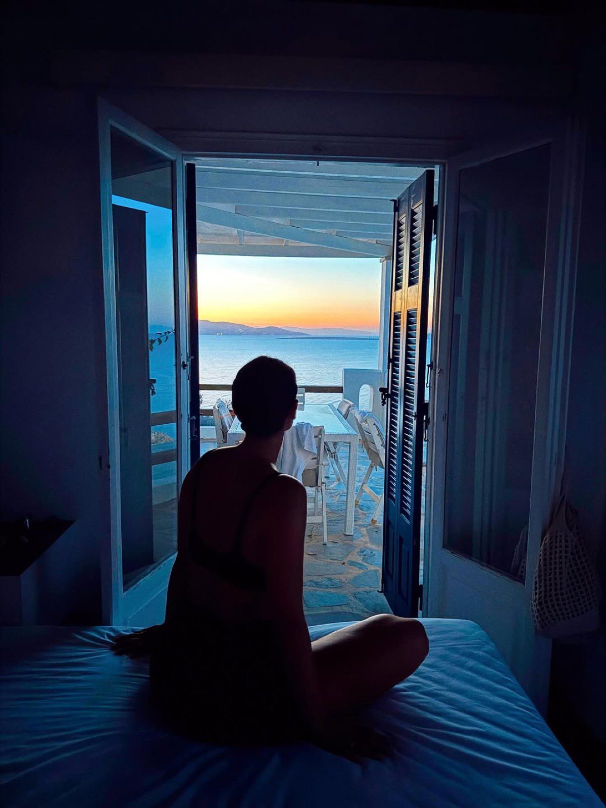 Η Χριστίνα Μπόμπα μπροστά στο ηλιοβασίλεμα