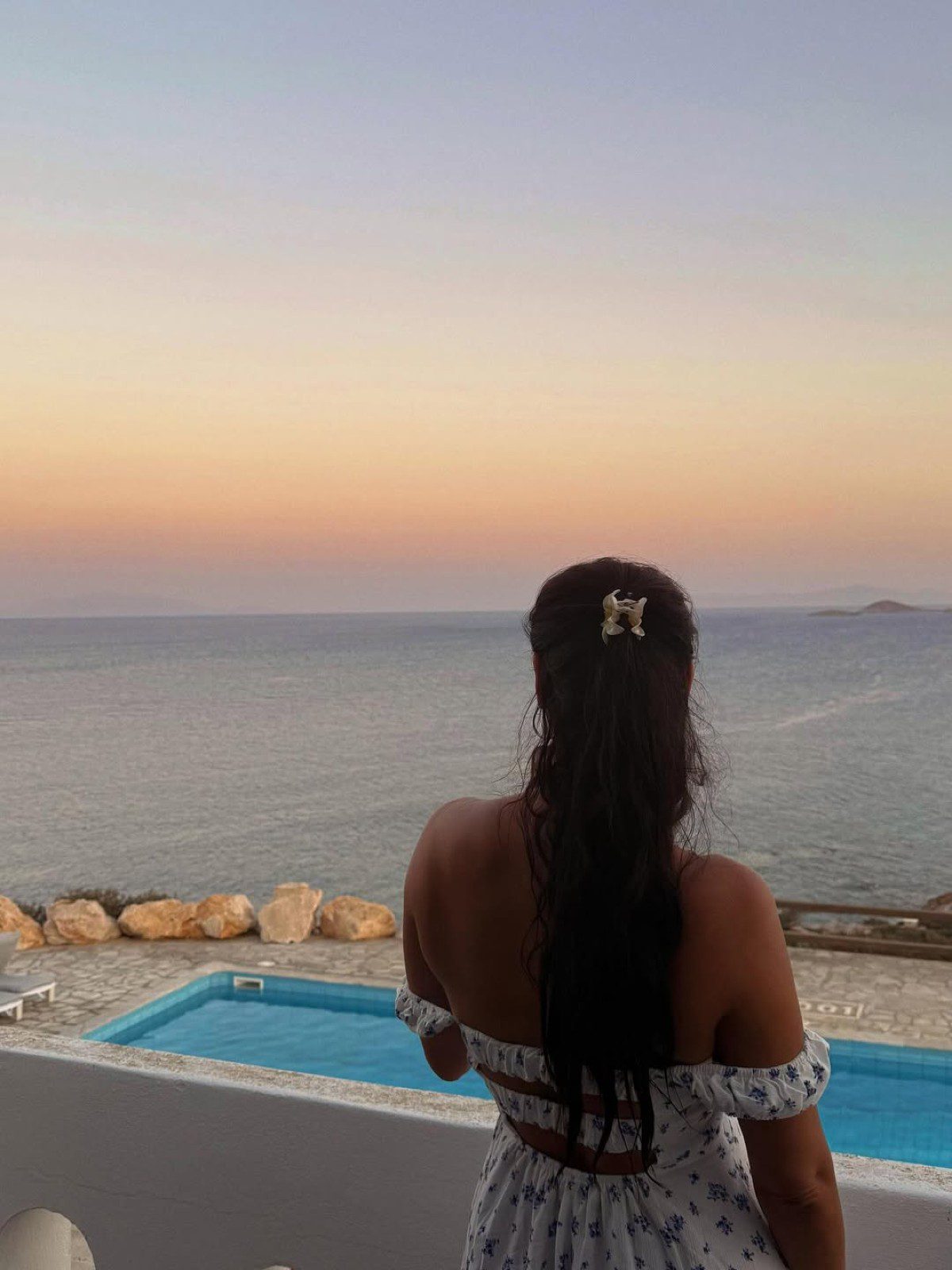 Η Χριστίνα Μπόμπα μπροστά στο ηλιοβασίλεμα