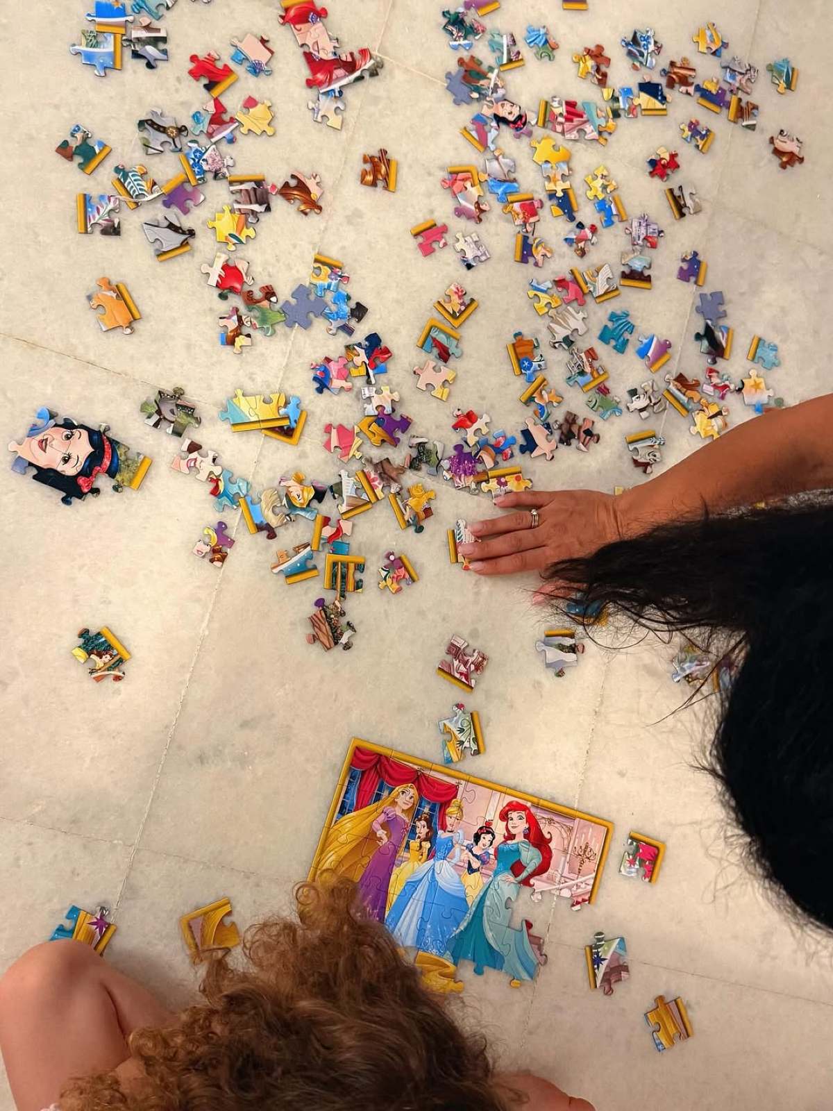 Οι κόρες της Μπόμπα και του Τανιμανίδη φτιάχνουν παζλ