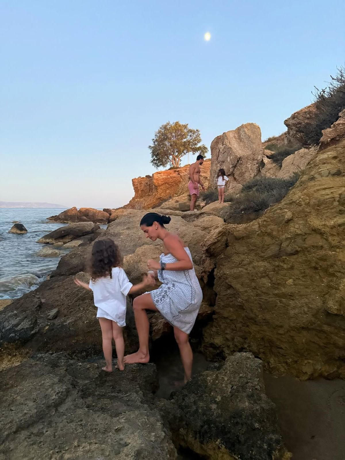 Η Χριστίνα Μπόμπα στην παραλία με την κόρη της