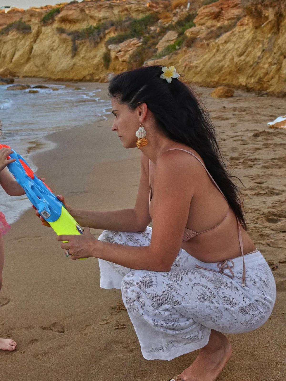 Η Χριστίνα Μπόμπα στην παραλία